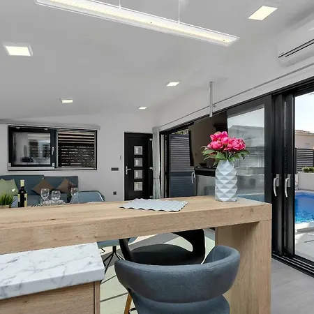 Apartament Lulani Pool