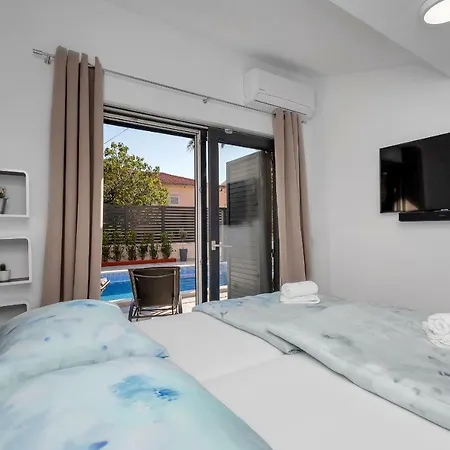 Lulani Pool * Μακάρσκα