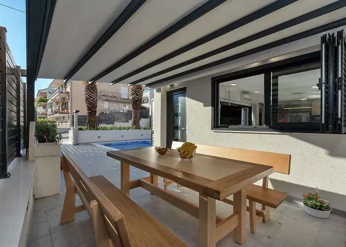 Lulani Pool Makarska