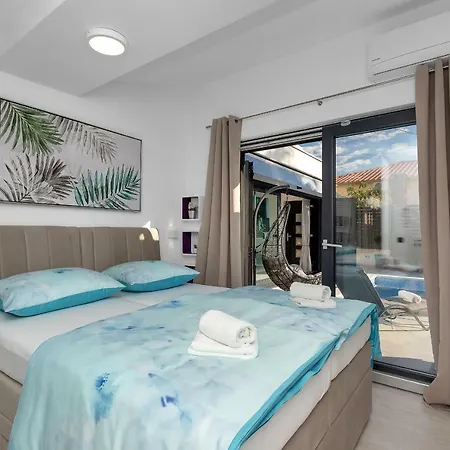 Lulani Pool Makarska