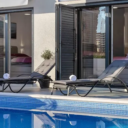 Lulani Pool Apartment Makarska