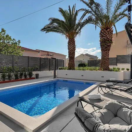 Lulani Pool * Makarska