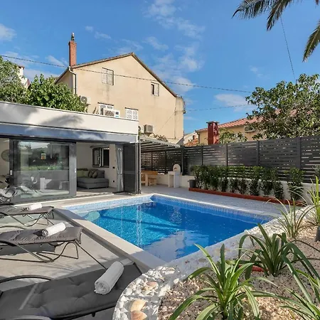 Lulani Pool Makarska