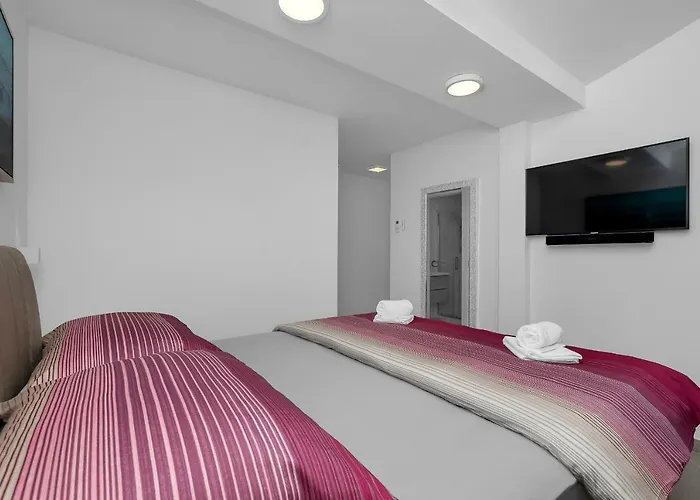 Lulani Pool Makarska