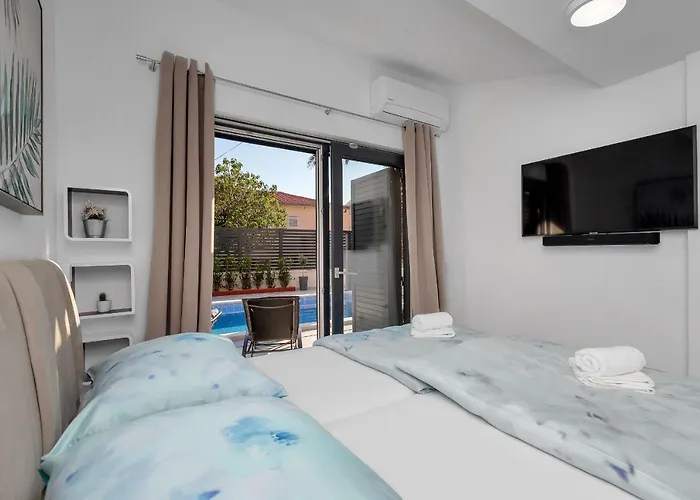 Lulani Pool * Makarska